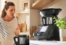 Une femme cuisine avec un Monsieur Cuisine Smart de Lidl.