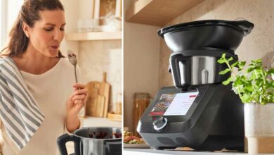 Une femme cuisine avec un Monsieur Cuisine Smart de Lidl.