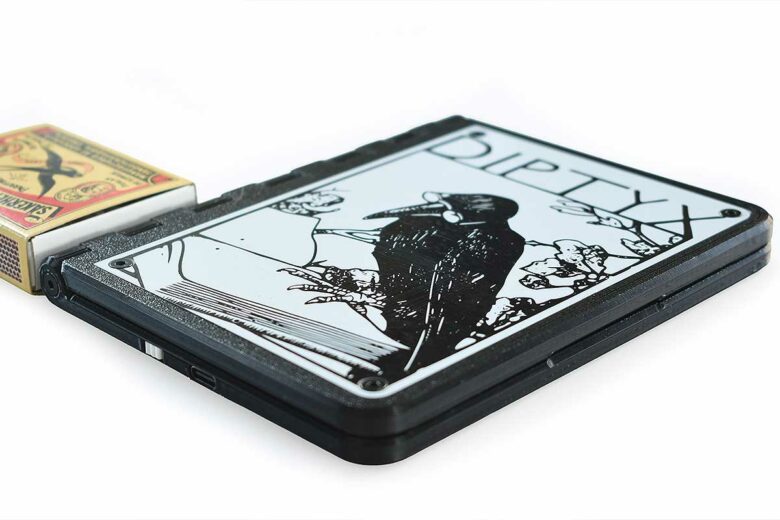 Une petite liseuse à double écran.