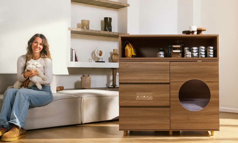 Une litière automatisée dans un meuble.