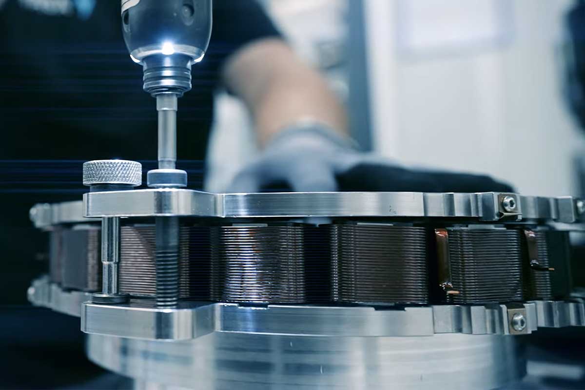 Montage du moteur électrique YASA.