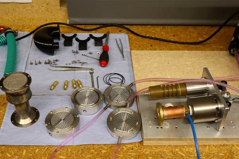 Quelques pièces composant le moteur Stirling.