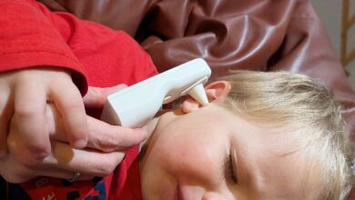 Utilisation du Oticheck sur un enfant.