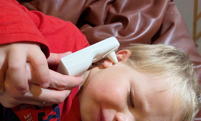 Utilisation du Oticheck sur un enfant.