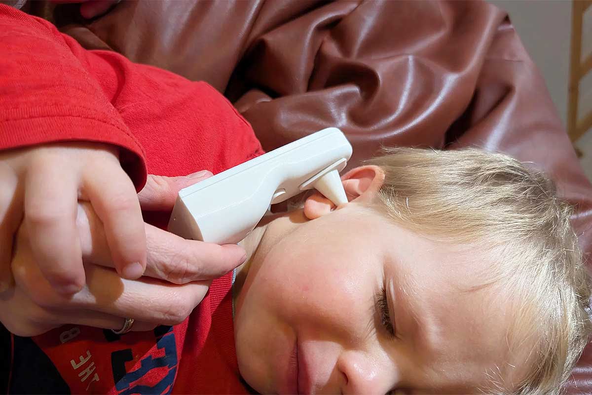 Utilisation du Oticheck sur un enfant.
