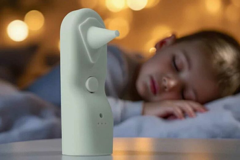 Un dispositif de controle des oreilles et un enfant qui dort en fond.
