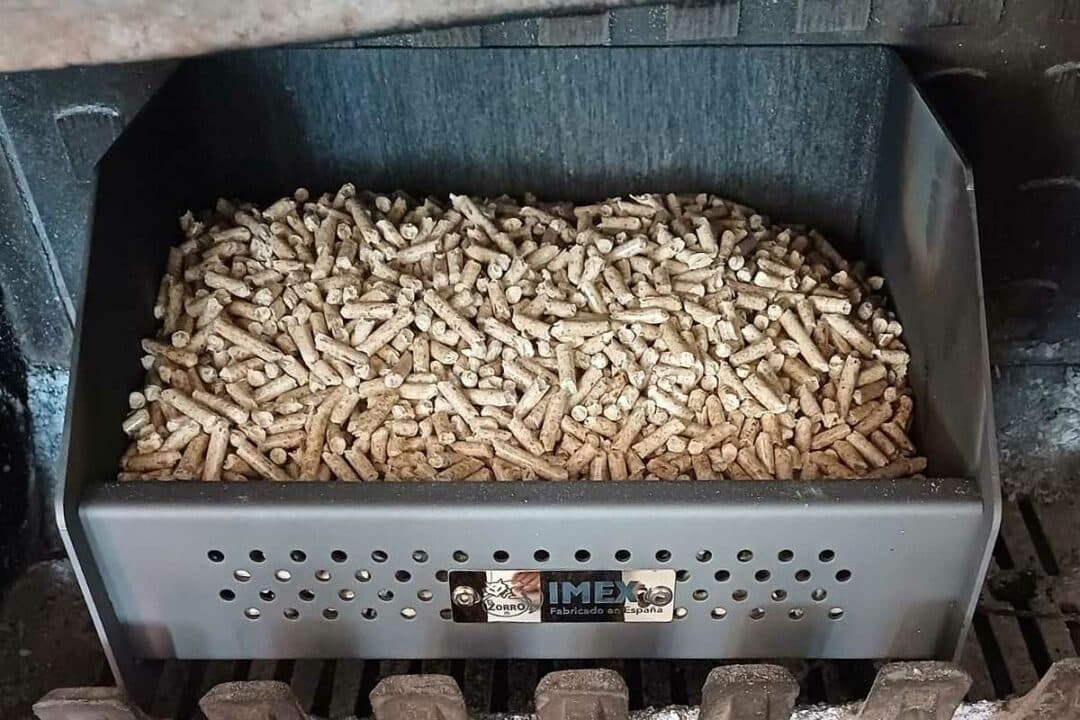 Un panier bruleur de pellets.