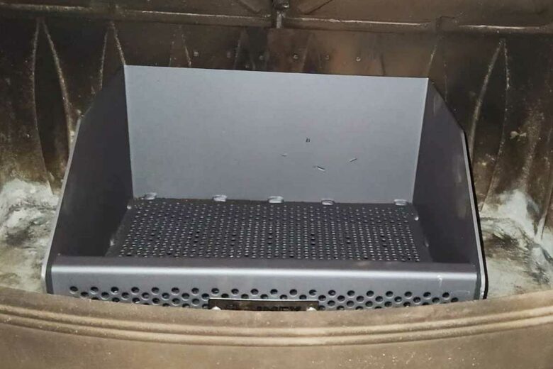 Un panier bruleur pour pellets.