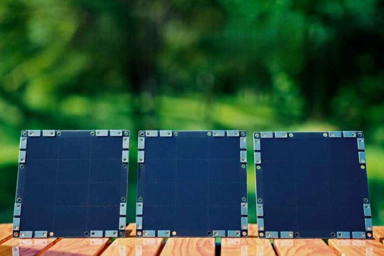 Des mini panneaux solaires aimantés.
