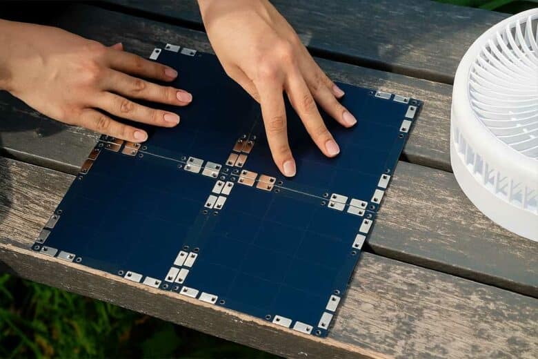 Assemblage des mini panneaux solaires avec des aimants.