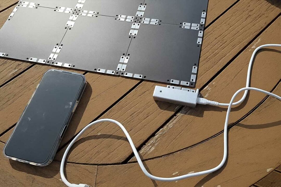 Des mini panneaux solaires rechargent un smartphone.