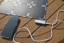 Des mini panneaux solaires rechargent un smartphone.