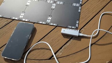 Des mini panneaux solaires rechargent un smartphone.
