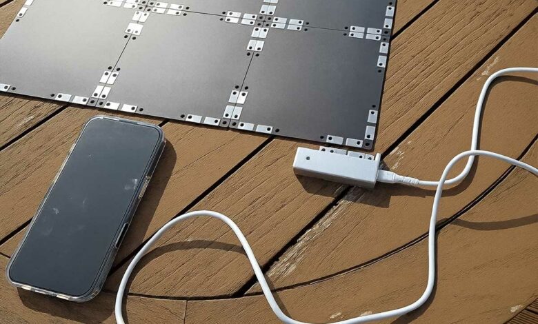 Des mini panneaux solaires rechargent un smartphone.