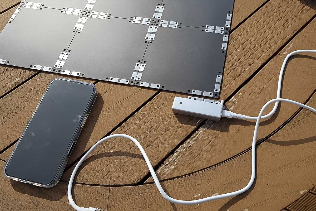 Des mini panneaux solaires rechargent un smartphone.