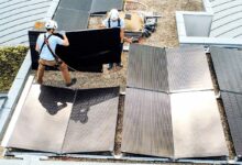 Des installateurs de panneaux solaire sur un toit.