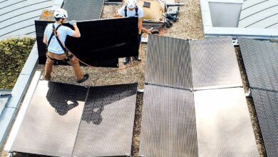 Des installateurs de panneaux solaire sur un toit.