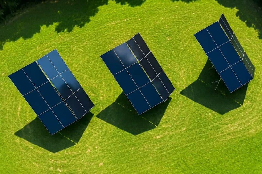 Des systèmes avec tracker pour installer les panneaux solaires à la verticale.