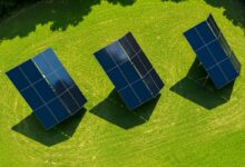 Des systèmes avec tracker pour installer les panneaux solaires à la verticale.