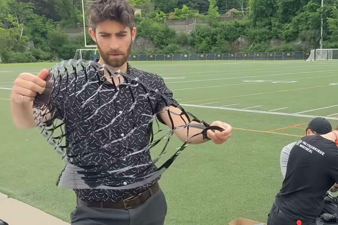 David Mélançon déploie le parachute.