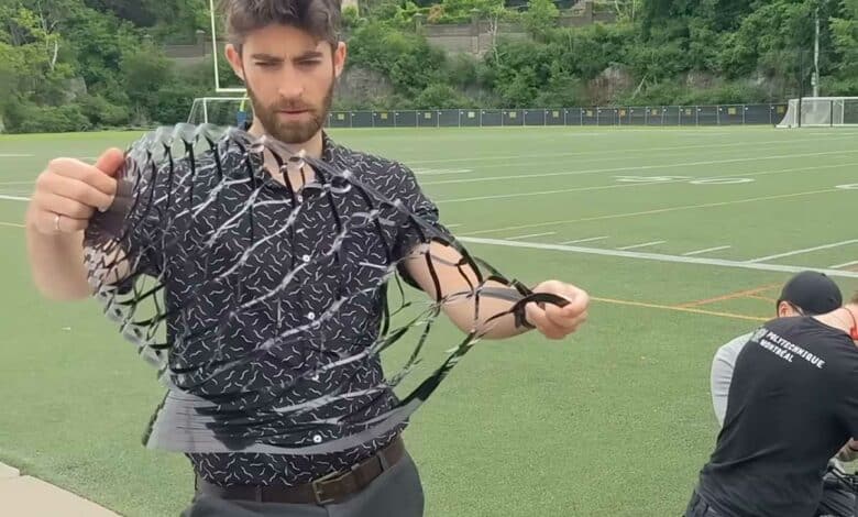 David Mélançon déploie le parachute.