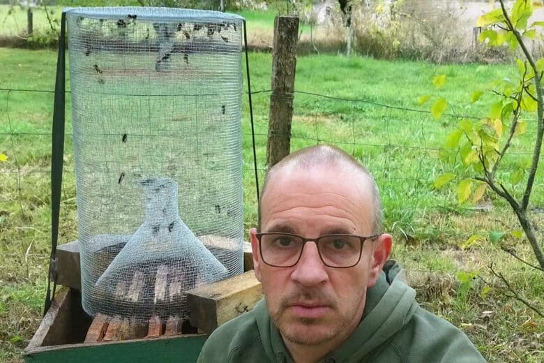 Fred Soulat devant son piège à frelon asiatique.