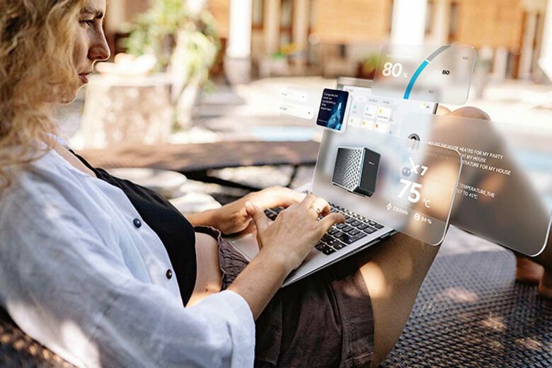 Une femme pilote sa pompe à chaleur via son ordinateur.