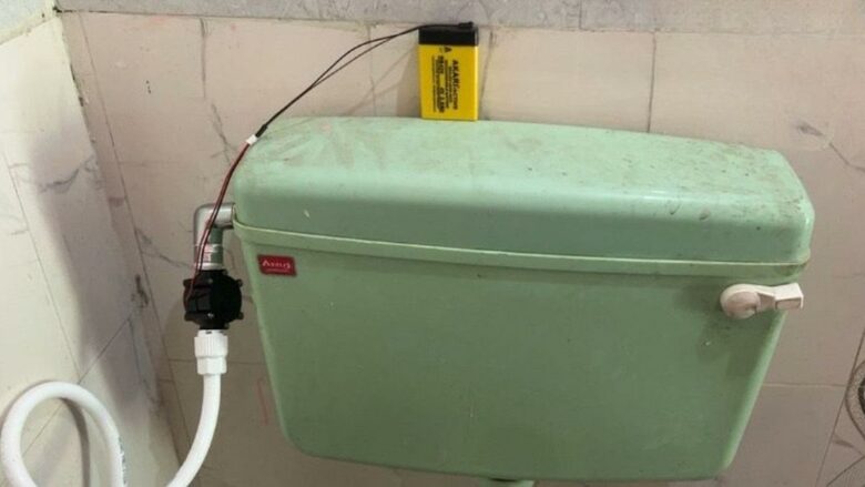 Le système Hydrosan sur une chasse d'eau.