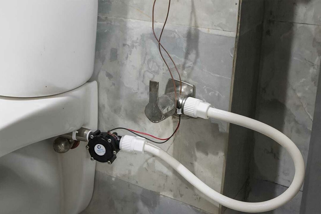 Le Hydrosan installé sur un toilette pour démonstration.