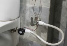 Le Hydrosan installé sur un toilette pour démonstration.