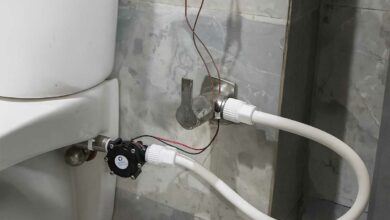 Le Hydrosan installé sur un toilette pour démonstration.