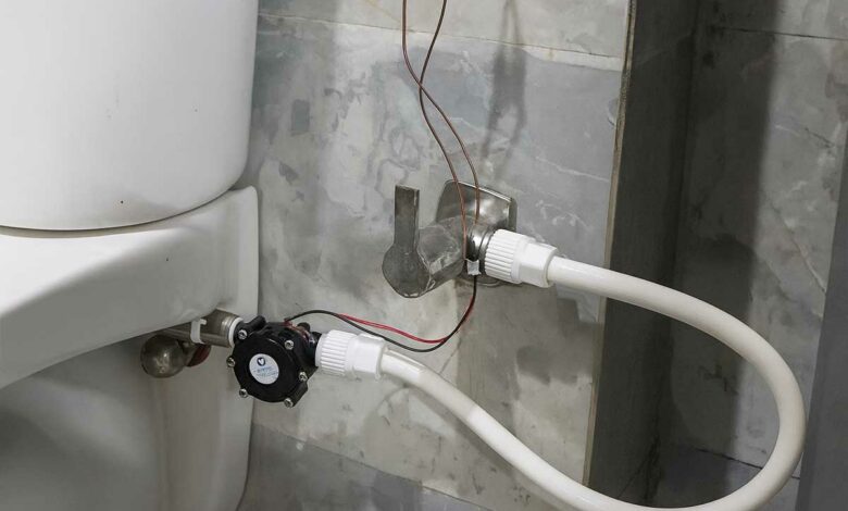Le Hydrosan installé sur un toilette pour démonstration.