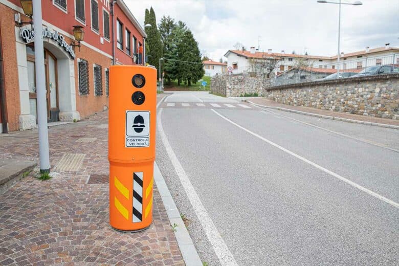 Un radar italien dans une bourgade.