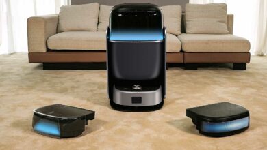 Un robot aspirateur laveur et sa base.
