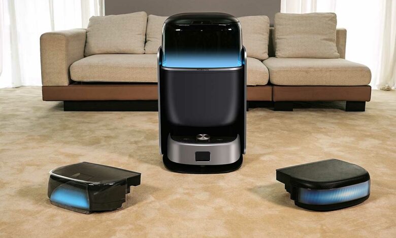 Un robot aspirateur laveur et sa base.