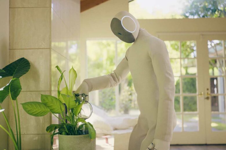Un robot humanoïde qui arrose les plantes de la maison.