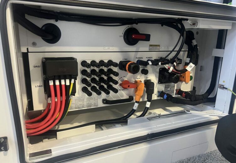Un panneau de branchements de l'eBlock-100C.