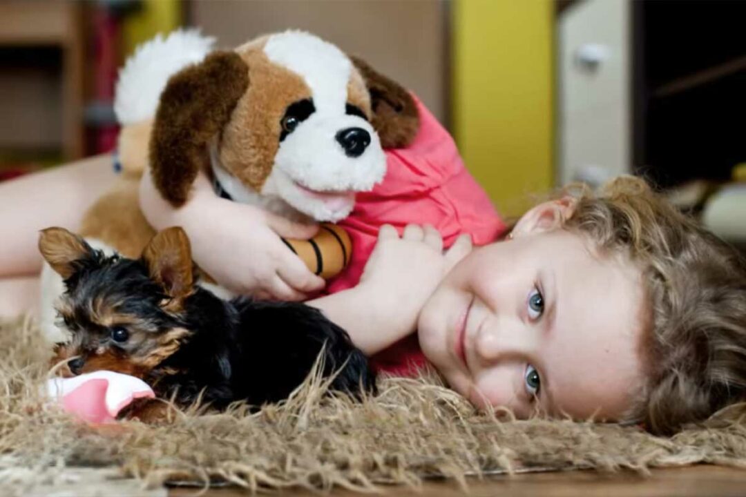 Un enfant et un chien sur un tapis chauffant.