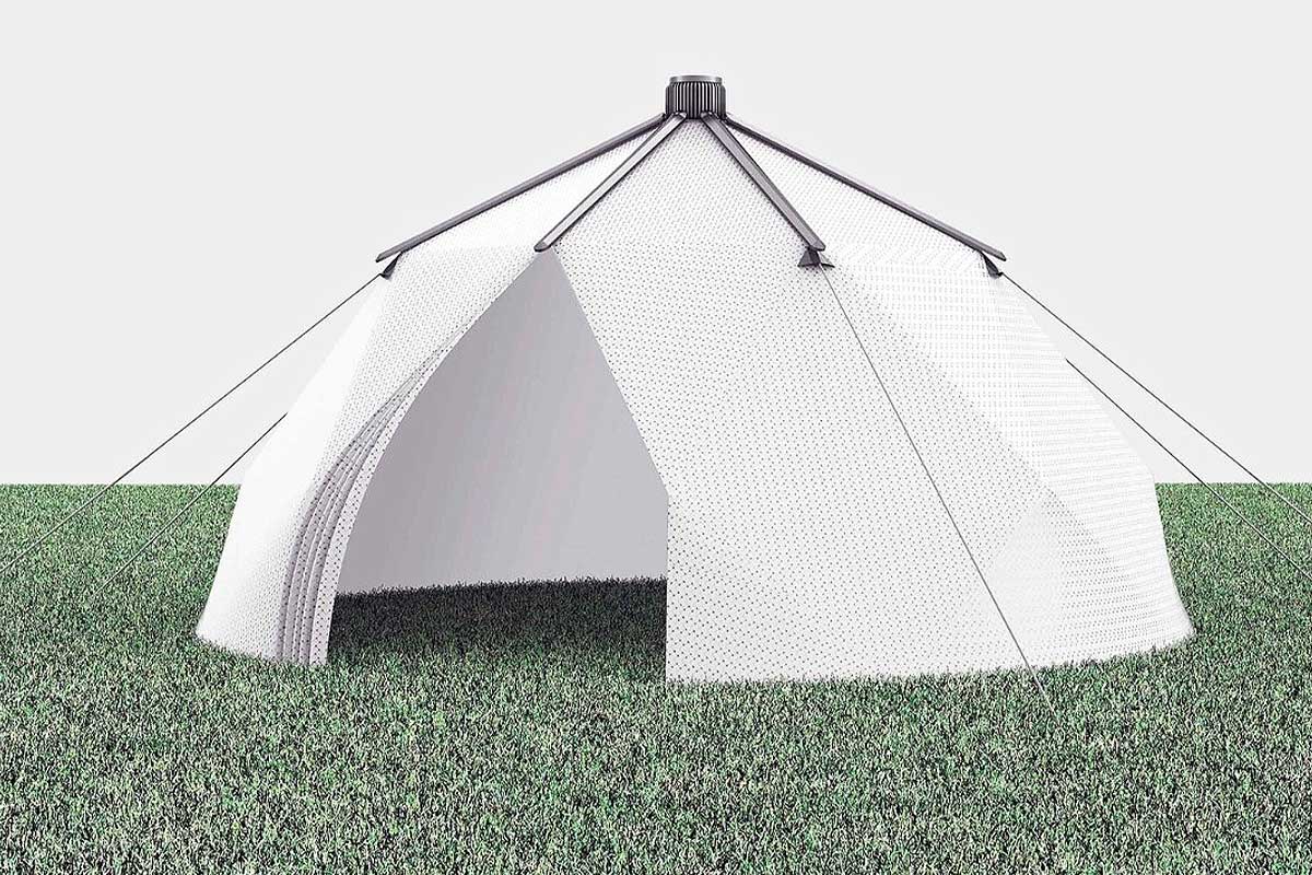 Une tente solaire avec une climatisation.