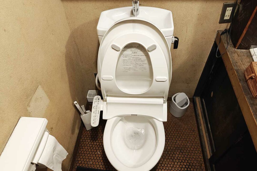 Un WC japonais avec un robinet intégré pour se laver les mains et réutiliser les eaux grises dans la chasse.