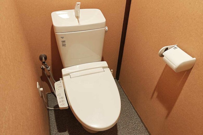 Un wc japonais avec lave main intégré.