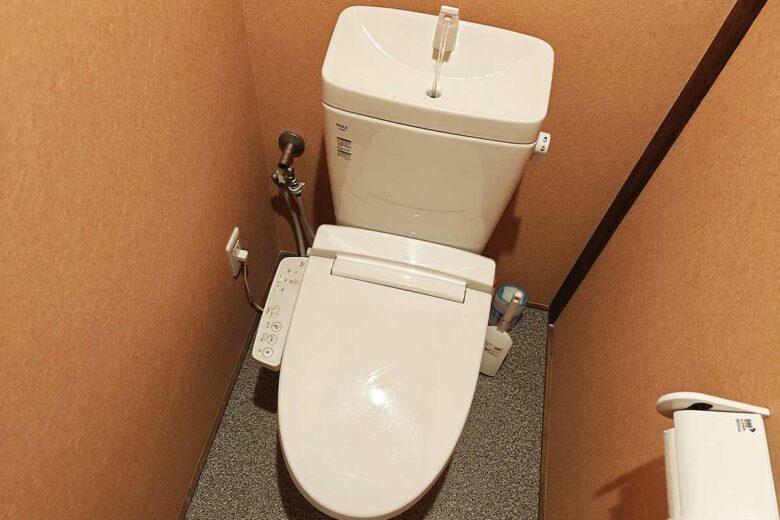 Un toilette japonais avec lave-main intégré.