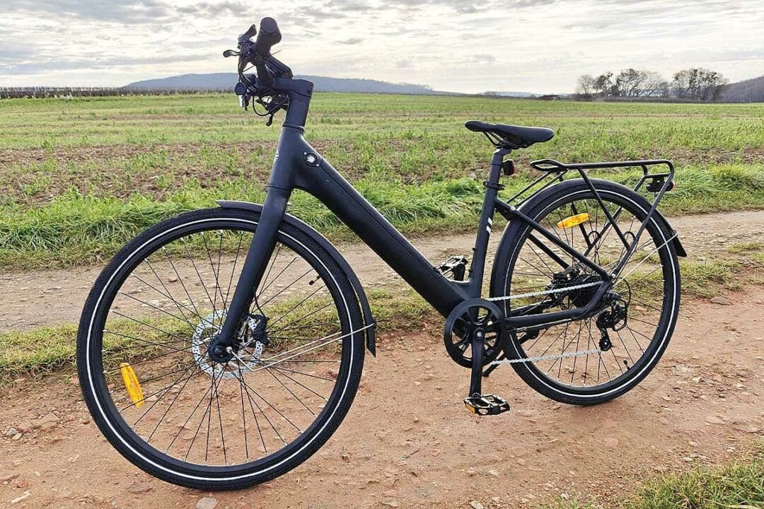 Un vélo électrique dans la campagne.