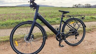 Un vélo électrique dans la campagne.