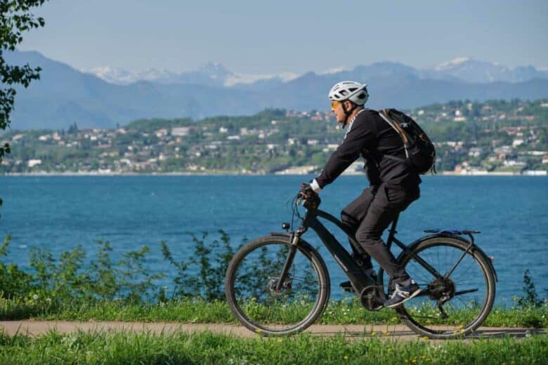 Un homme fait un trajet en vélo électrique.