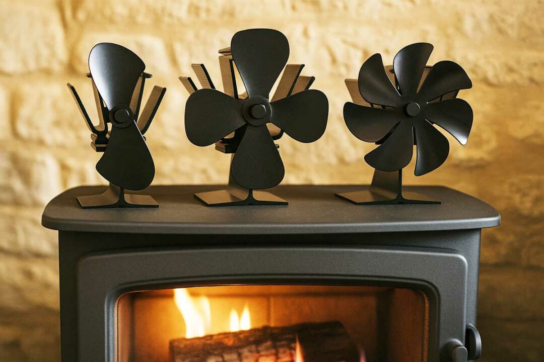 Un poêle à bois avec 3 ventilateurs.