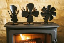 Un poêle à bois avec 3 ventilateurs.