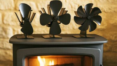Un poêle à bois avec 3 ventilateurs.