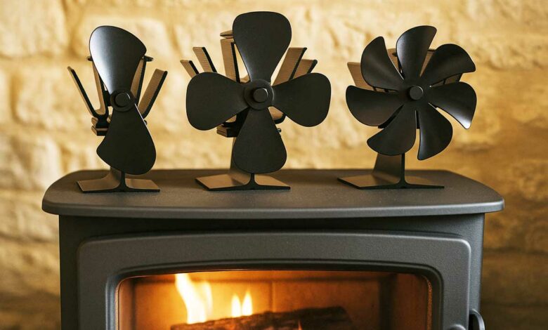 Un poêle à bois avec 3 ventilateurs.