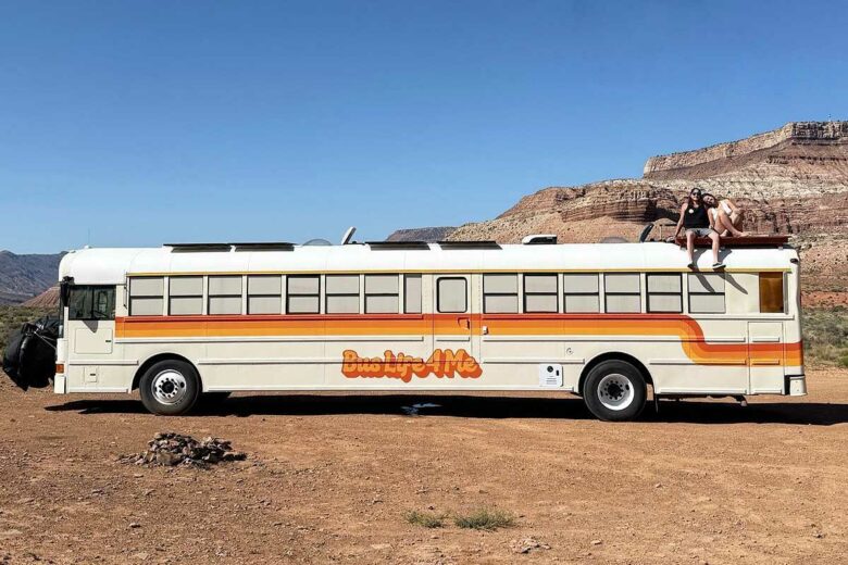 Un couple sur leur bus aménagé qu'ils ont entièrement retapé.